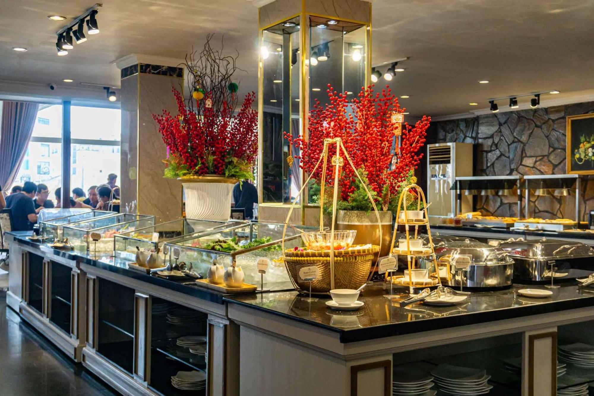 Royal Saigon Отель