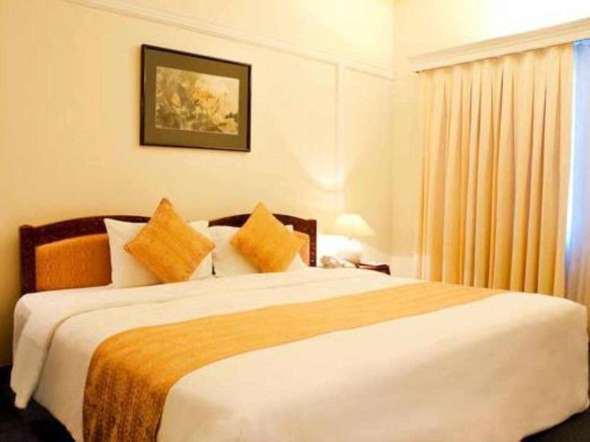 Royal Saigon होटल